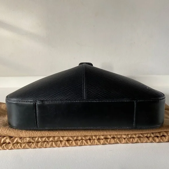 Louis Vuitton Reverie Leather Bag - Picture 12 of 16